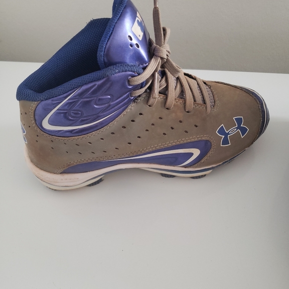 Boy’s Under Armour Baseball Cleats - Picture 12 of 16